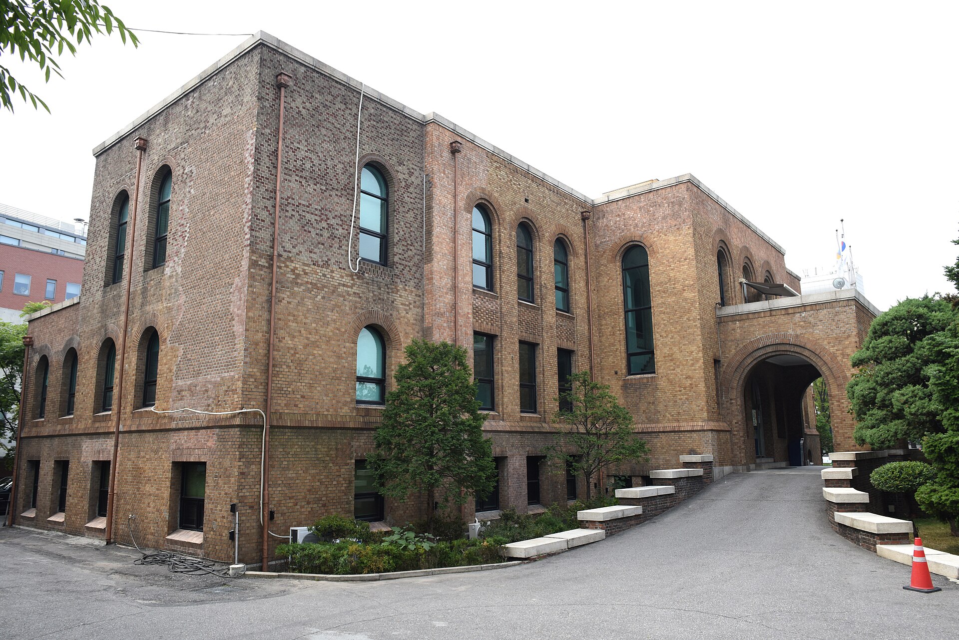 Seoul National University, Former Main Building (20150926104029).jpg